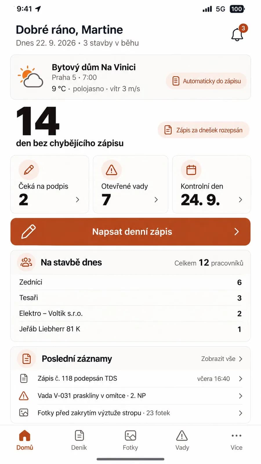 Úvodní obrazovka aplikace: počasí na stavbě, dny bez chybějícího zápisu, zápisy k podpisu, otevřené vady a lidé na stavbě